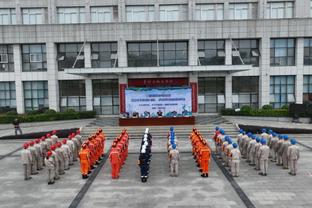 与考辛斯一同首秀！“啦啦女神”李雅英赛前与粉丝见面 赛中秀热舞